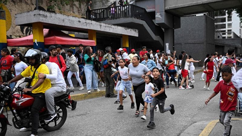 Venezuela'da 7,2 ve 7,5 büyüklüğünde çifte deprem meydana geldi. Enkaz altında kalan 2 çocuk hayatını kaybetti. Tsunami uyarısı