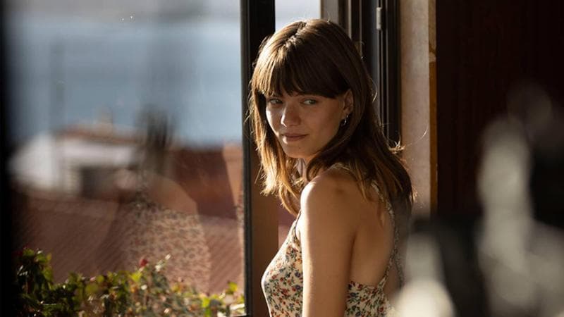 Romería. il mare dei ricordi. Llúcia Garcia, al suo debutto al cinema, è la giovane protagonista del terzo film di Carla Simón