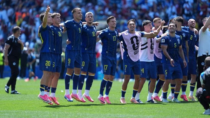 I giocatori della Bosnia festeggiano la vittoria contro il Qatar