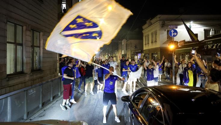 Tifosi della Bosnia in strada a Sarajevo