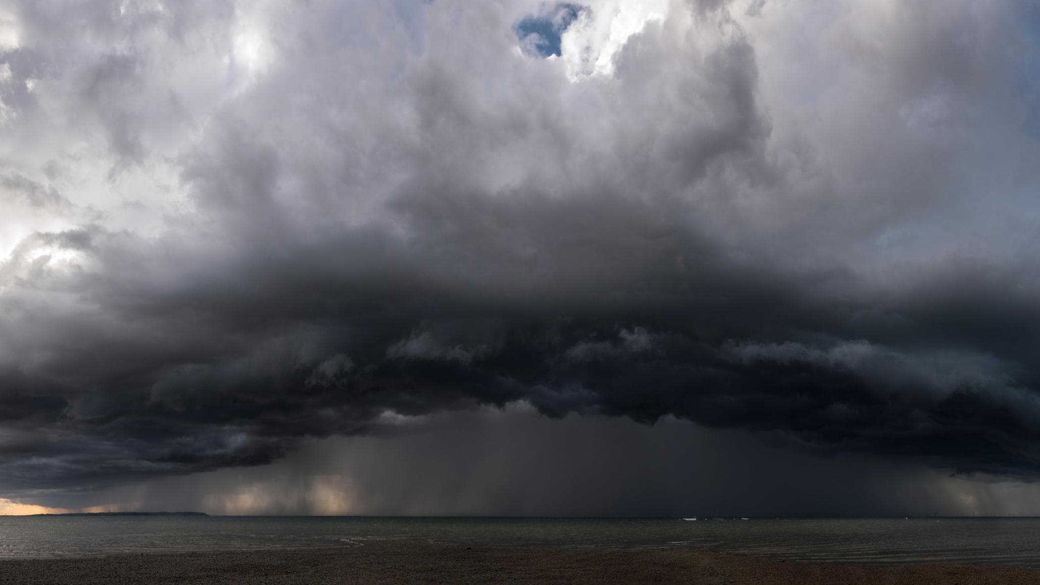 Cos’è il downburst, la tempesta con temporali, grandine, raffiche di vento che sta colpendo l’Italia