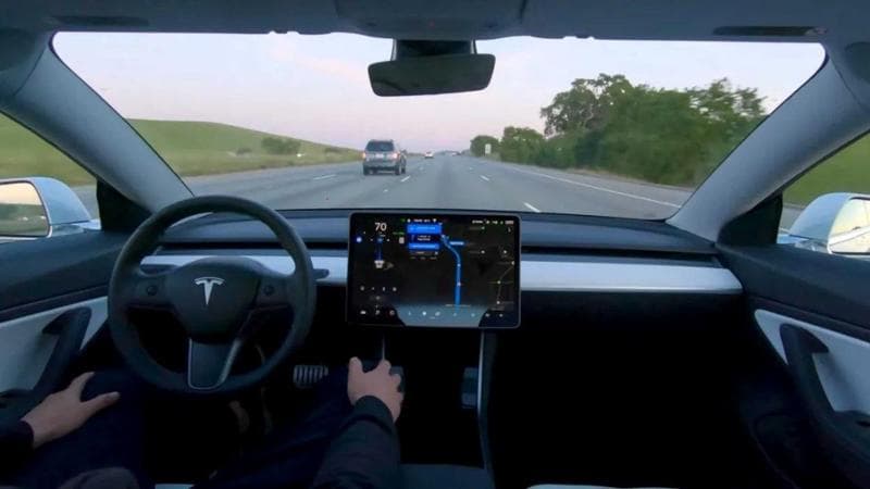 Tesla fa arrabbiare i motociclisti olandesi per il sistema di guida supervisionata Fsd. Ecco perché