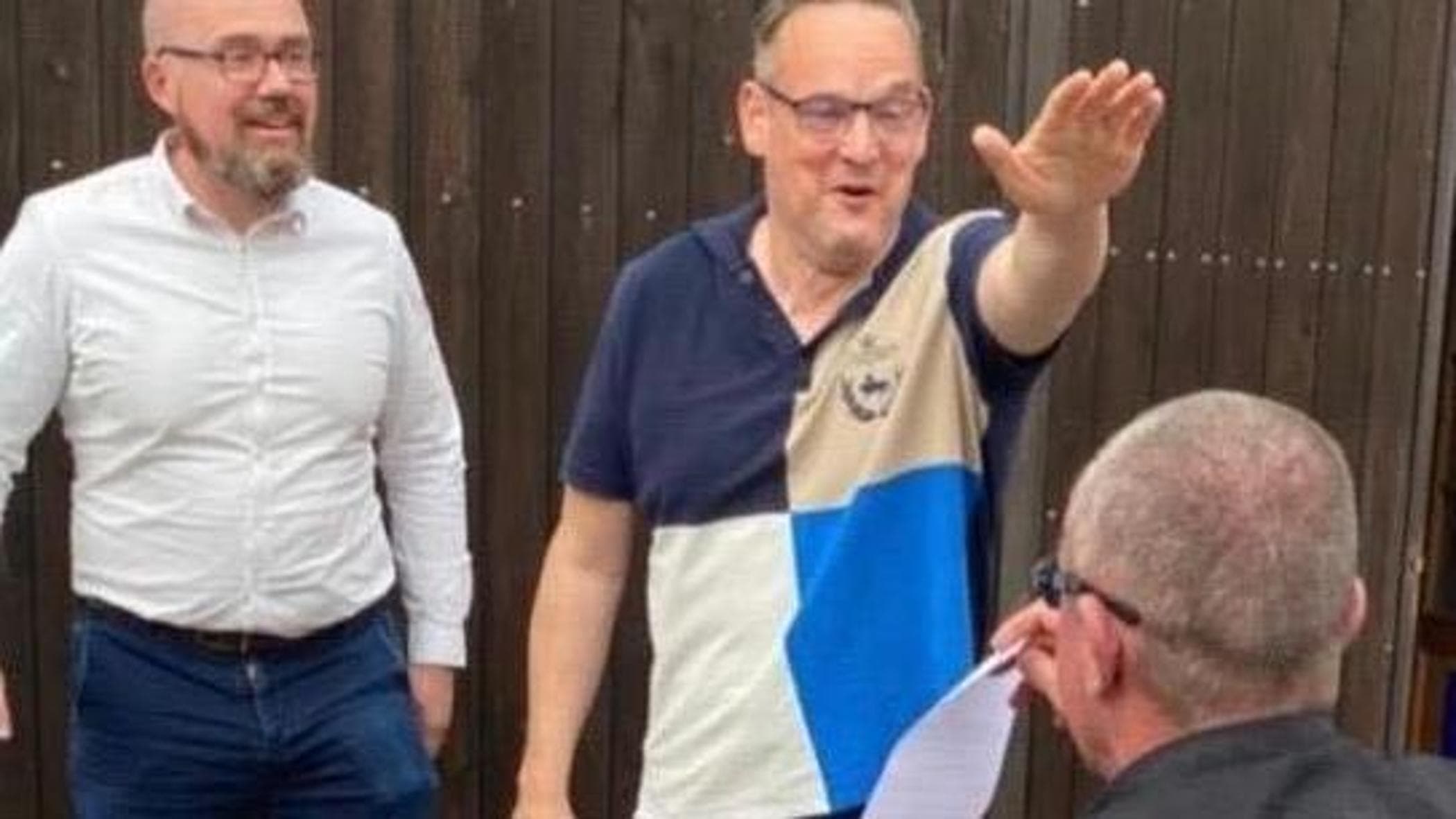 Germania, polemica per il parlamentare Afd fotografato mentre fa il saluto nazista: “Si dimetta”