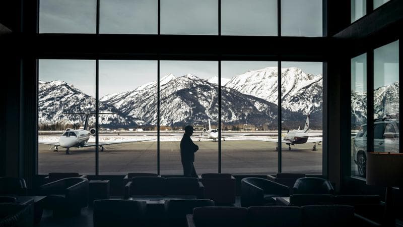 Nel magnifico aeroporto di Jackson Hole, con divani in pelle e caminetti, ormai i jet privati superano i voli di linea. WILL WARASILA / the new york times