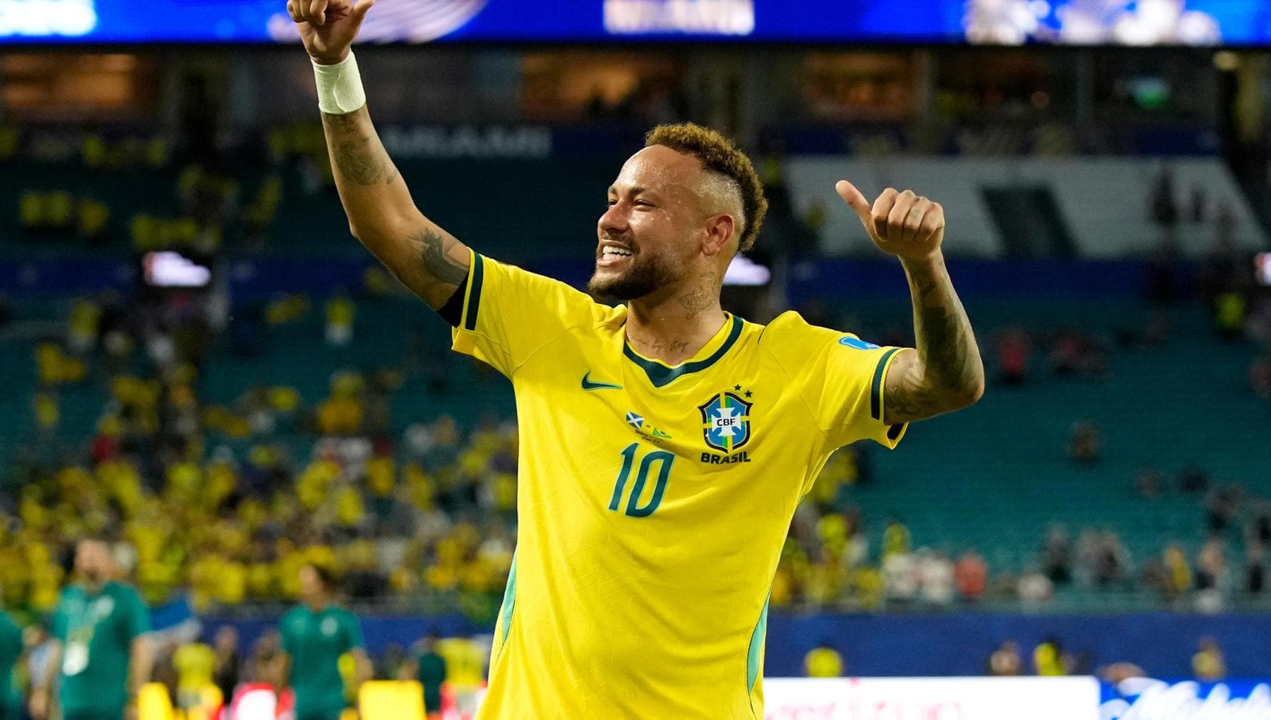 Neymar tra lacrime, social e gli amici Hamilton e Vinicius. Il Brasile ritrova la sua icona