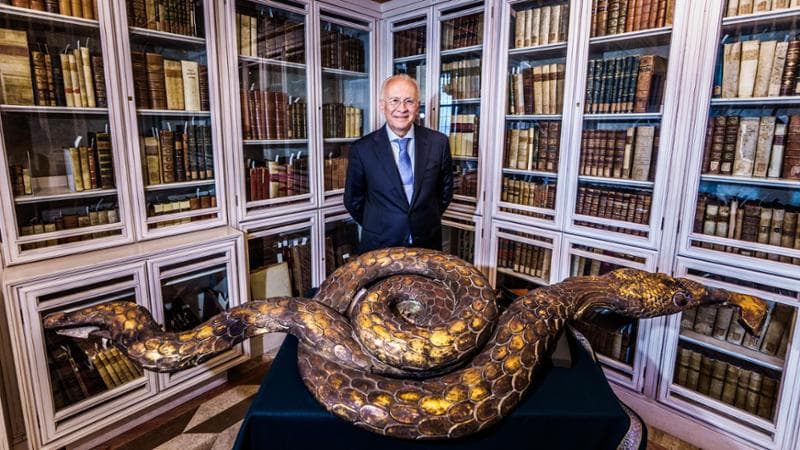 Paolo Massa, sovrintendente dell'archivio storico e bibliotecario della Camera dei Deputati, in una sala di palazzo San Macuto. In primo piano, l’enorme serpente di metallo  che segnava il tempo delle preghiere sulla facciata di Montecitorio prima dell’Unità d’Italia (Luigi Narici/Agf)