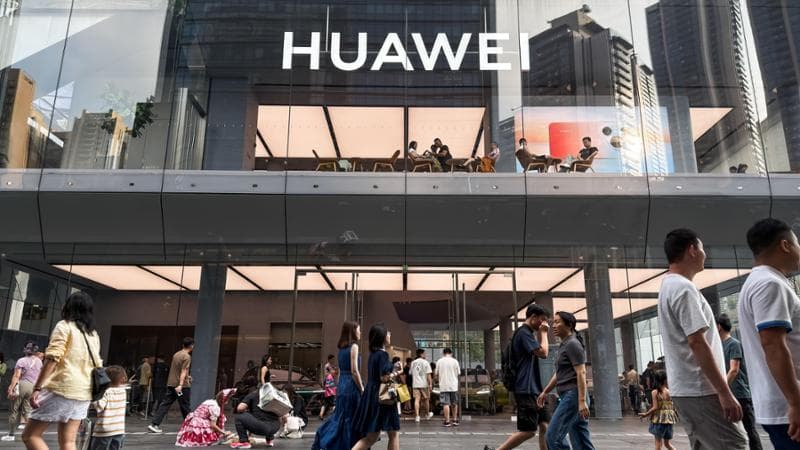 Un negozio Huawei a Shenzhen (Getty images)