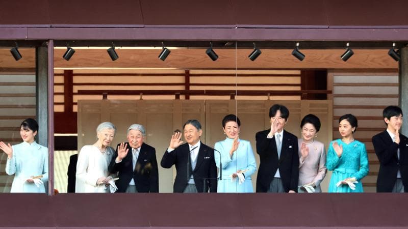 I membri della famiglia imperiale: da sinistra la principessa Aiko, l’imperatrice madre Michiko, l’ex imperatore Akihito, l’imperatore Naruhito, l’imperatrice Masako, il principe ereditario Fumihito, sua moglie principessa Kiko, la loro figlia principessa Kako e il principe Hisahito, secondo nella linea di successione (Getty images)