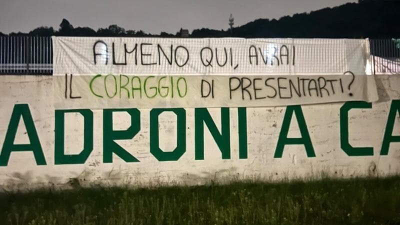 Anteprima: Pontida, uno striscione evoca la notte delle scope per Salvini: “Qui avrai il coraggio di…
