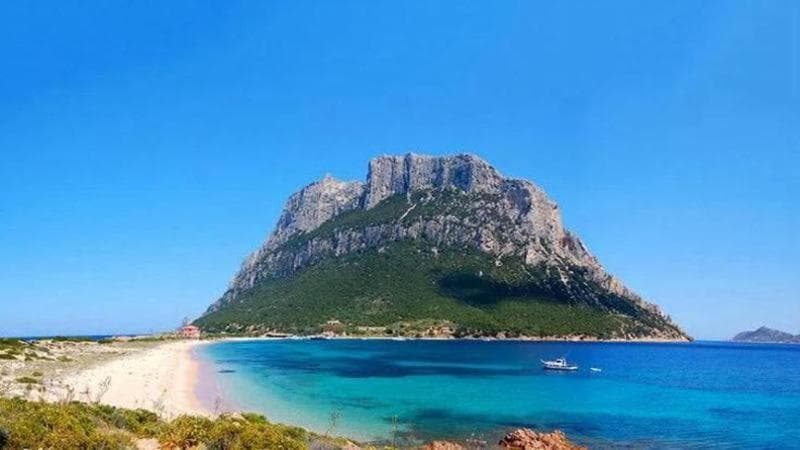 Cala Finanza, stop al mega resort di Tavolara. È caos tra dimissioni e passi indietro del Comune