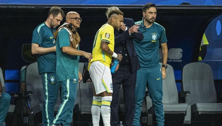 Neymar parla con Ancelotti, alle sue spalle Davide