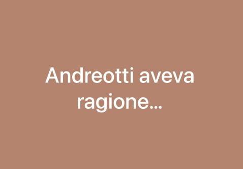 Nel suo stato su WhatsApp, Donnarumma (ad uscente di Fs) dà ragione ad Andreotti che considerava matto chi si sentiva Napoleone e chi pensava di risanare le Ferrovie. In basso, un'immagine che Donnarumma ha creato con l'IA