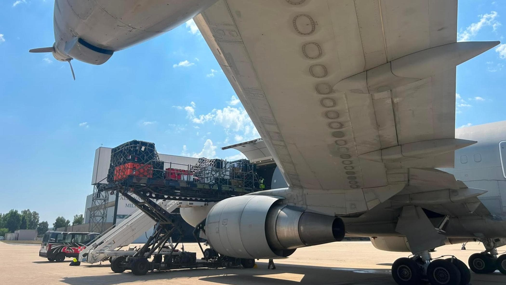 Sul volo da Roma a Caracas con gli specialisti degli aiuti: “Poche ore per salvare vite”