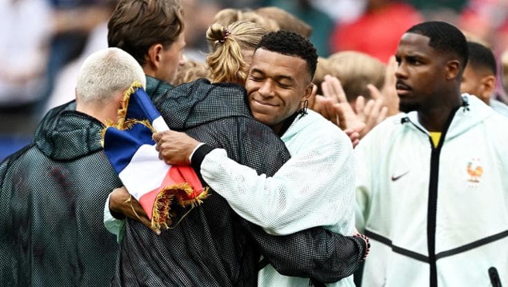 L'abbraccio tra Haaland e Mbappé prima del match