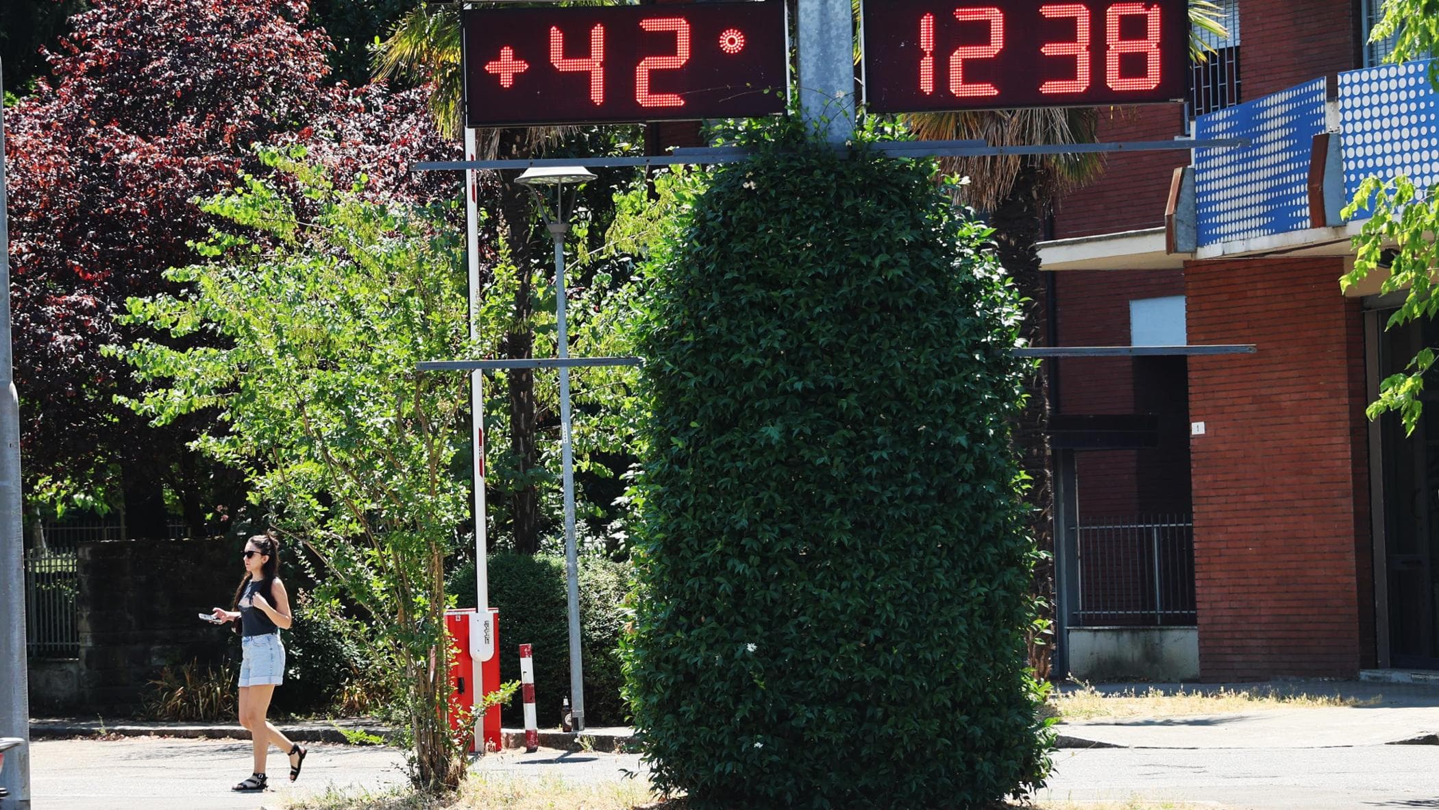 Caldo, il giorno più lungo. Chiese aperte e rifugi per sopravvivere al picco