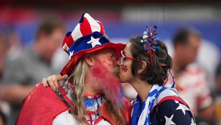 Tinder sorpresa, il mondiale dei cuori solitari
