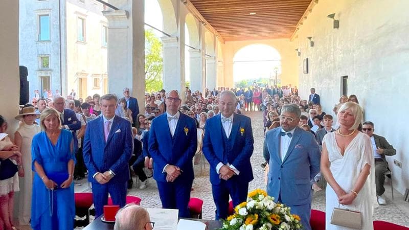 Copertina: I sindaci di destra sposi: “Sui diritti di noi gay c’è ancora da lavorare”