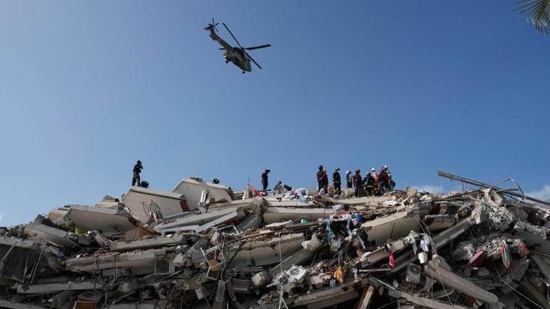Squadre di soccorso in azione a Catia La Mar, nel nord del Venezuela