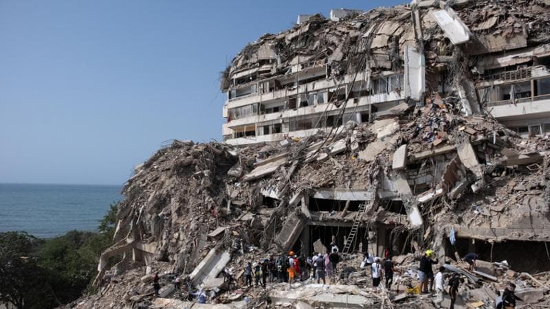 <p>Le macerie&nbsp; di due edifici da 17 piani di un complesso residenziale crollato a Catia La Mar</p>

