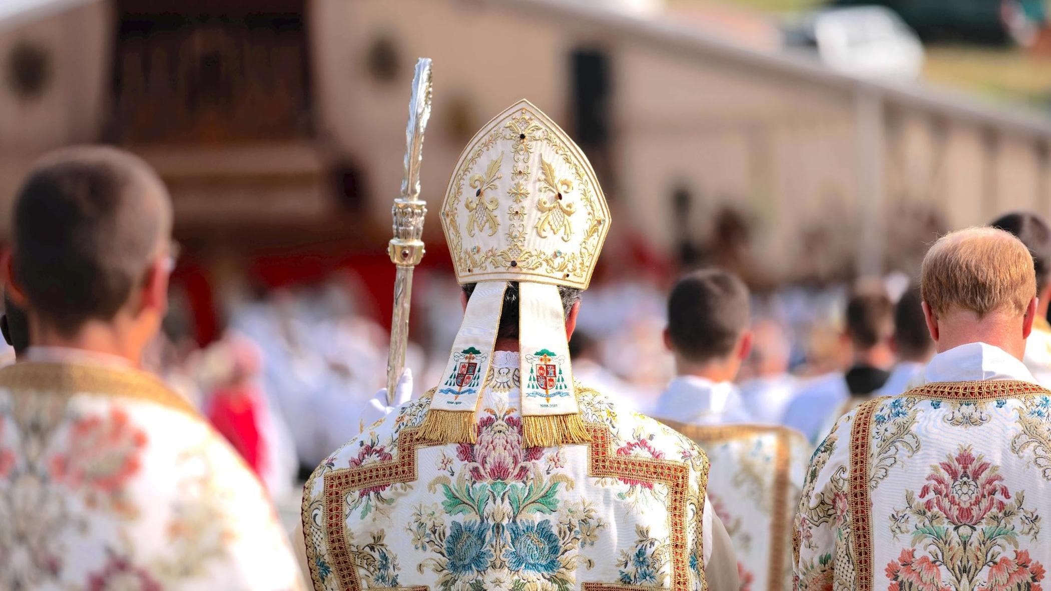 Vescovi, glamour e resort, lo scisma show dei lefebvriani dalla Chiesa di papa Leone