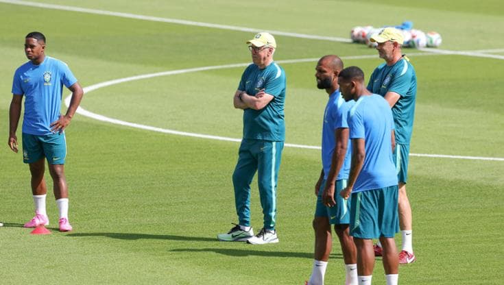 Ancelotti dirige un allenamento del Brasile