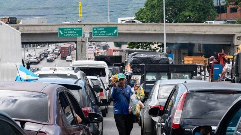 La strada per La Guaira chiusa dal traffico (Foto di Oriana Martínez & Nil Jaen di @CFPRO.VE)