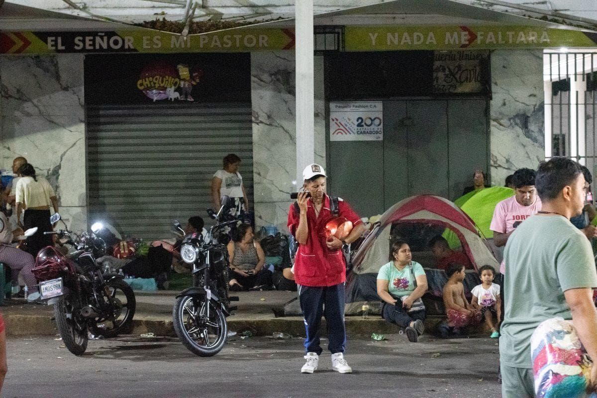 Persone che dormono per strada a Caracas (Foto di  Oriana Martínez & Nil Jaen di @CFPRO.VE)