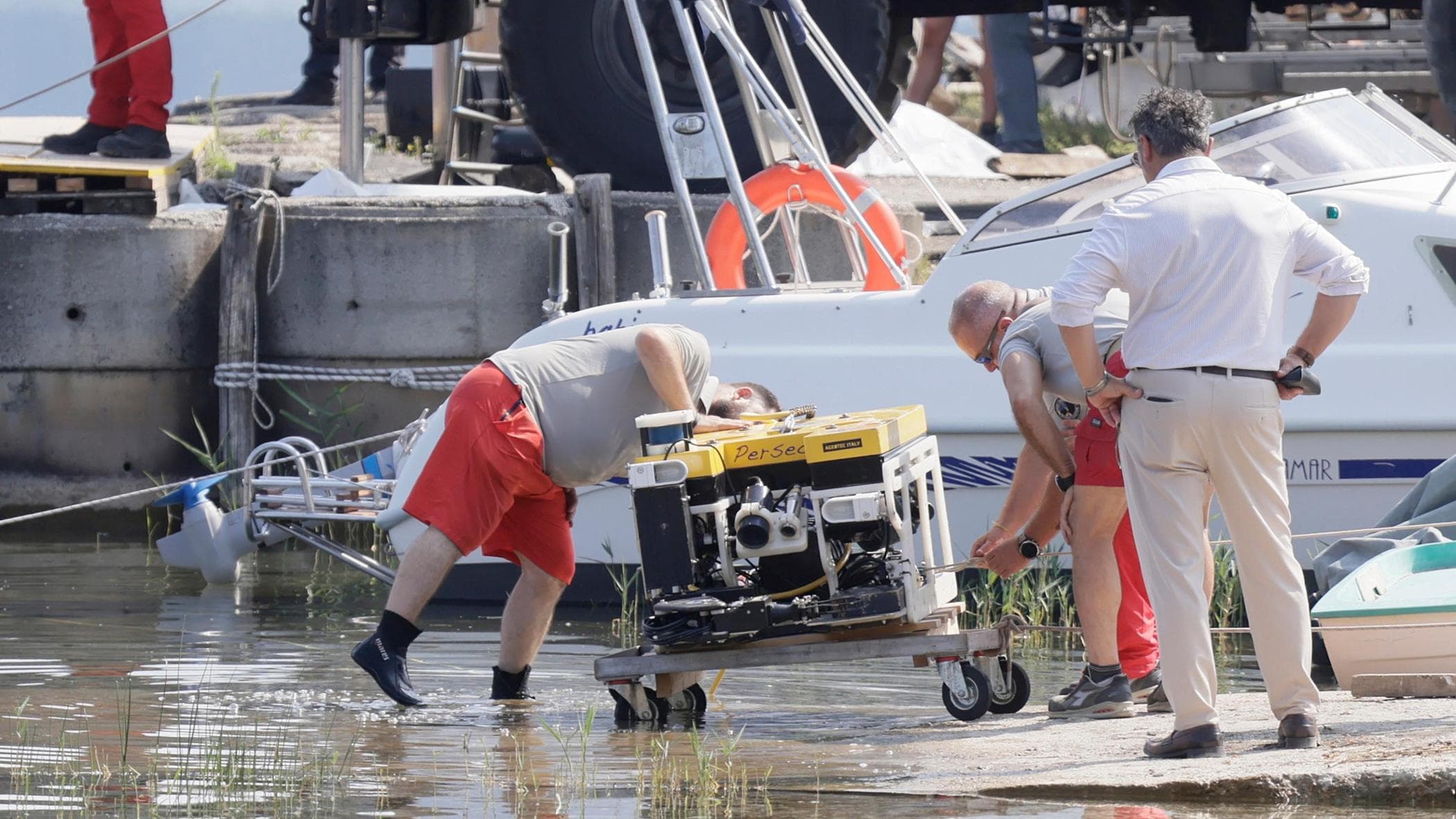 “La ministra era sola sul barchino: riportata a riva da un gommone”. Continua la ricerca del marito