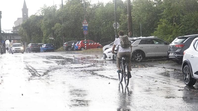 Caldo, morti due anziani. Bollino rosso in 25 città. E ora è allarme temporali