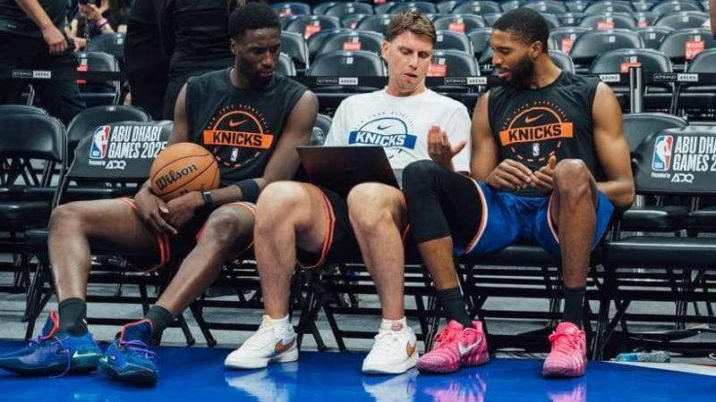 Riccardo Fois tra Mohamed Diawara (a sinistra) e Mikal Bridges dei New York Knicks.