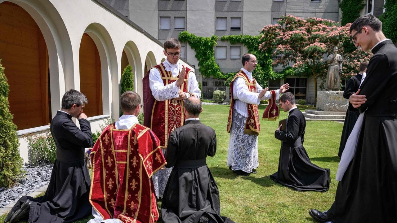 Il Papa ai lefebvriani: “Fermatevi”. Ma sarà scisma. Alla cerimonia in Svizzera anche Forza Nuova