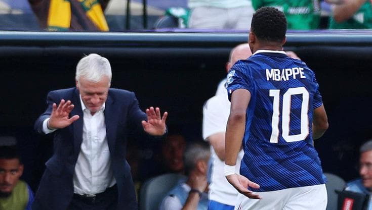 L'inchino di Deschamps al momento dell'uscita dal campo di Mbappé