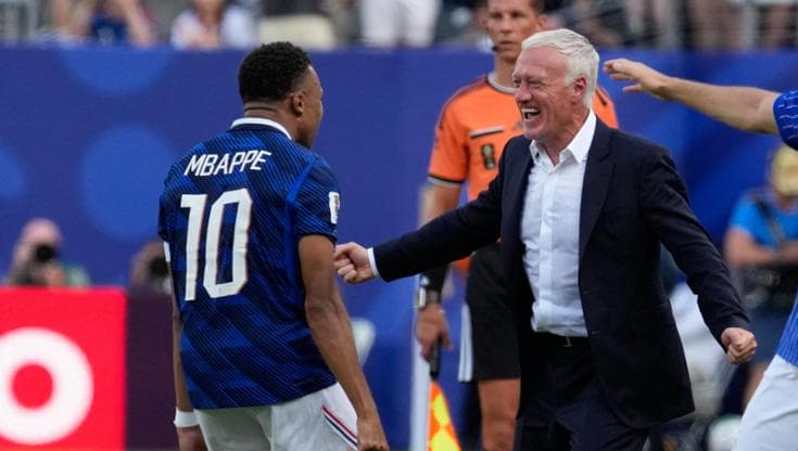 Mbappé corre ad abbracciare Deschamps dopo il primo gol