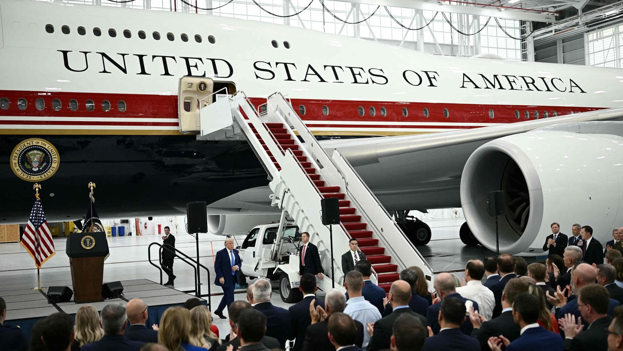 oggi il primo volo di trump sul nuovo air force one regalato dal qatar da Repubblica.it oggi il primo volo di trump sul nuovo air force one regalato dal qatar