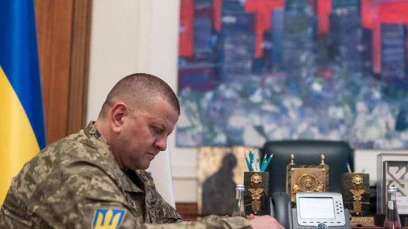 La “house of cards” di Kiev: Zaluzhny annuncia la candidatura alle presidenziali