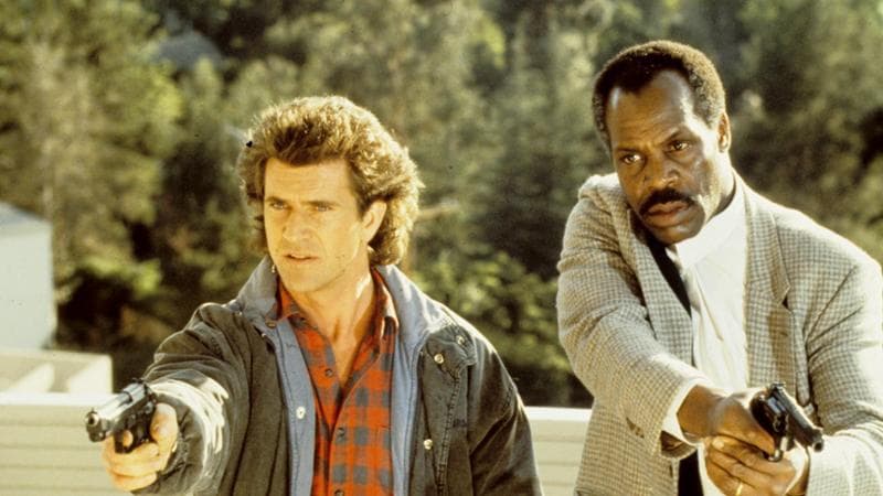 Danny Glover in uno dei film della saga di "Arma letale" con Mel Gibson