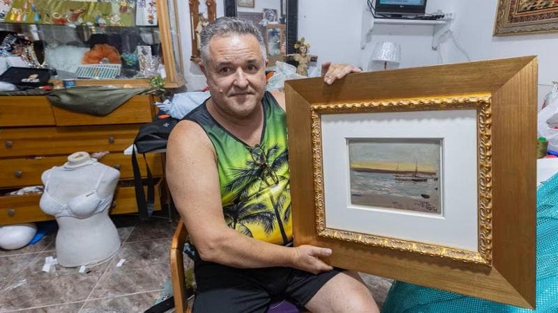 Andrés Hurtado con il dipinto di Sorolla trovato in strada a Siviglia
