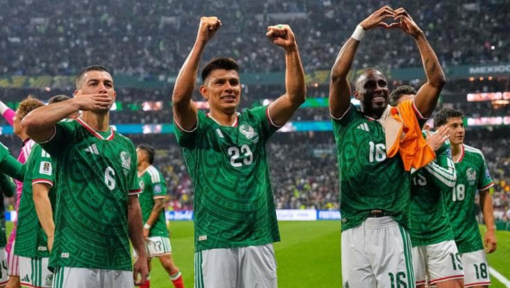 I giocatori del Messico festeggiano dopo la partita vinta contro l'Ecuador