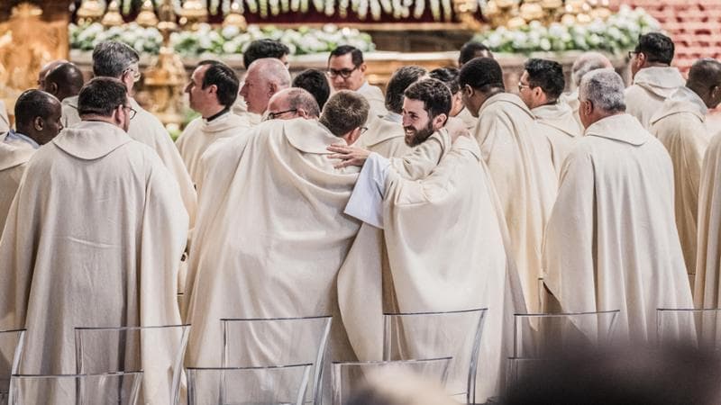 Gli abbracci nella basilica di San Pietro dopo la cerimonia di ordinazione del 26 aprile scorso presieduta da Leone XIV  (Luigi Narici/Agf)