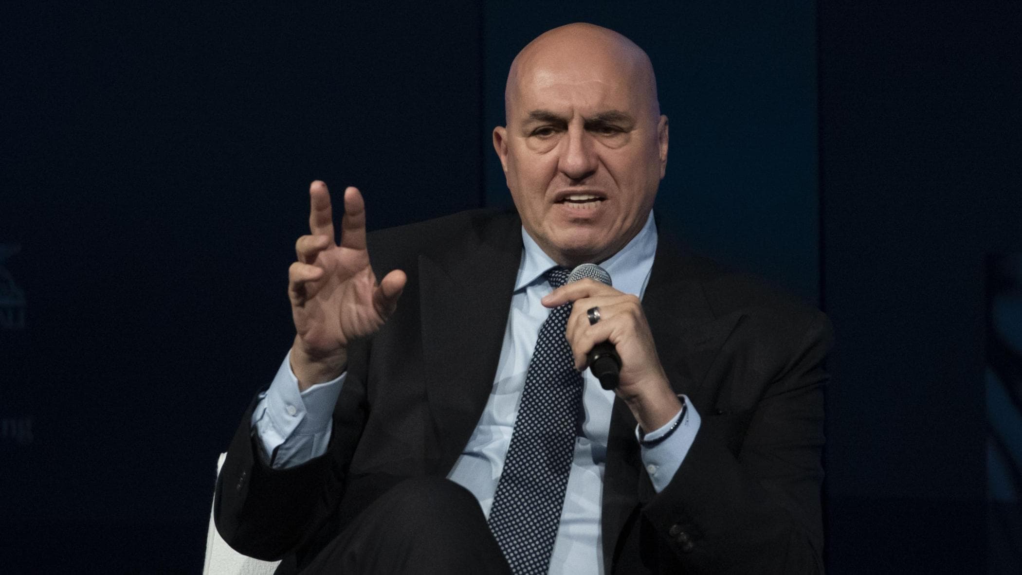 Crosetto: “Fondi Ue per la difesa dal 2027”. M5S: “Chiederà 7 miliardi in più per il riarmo”