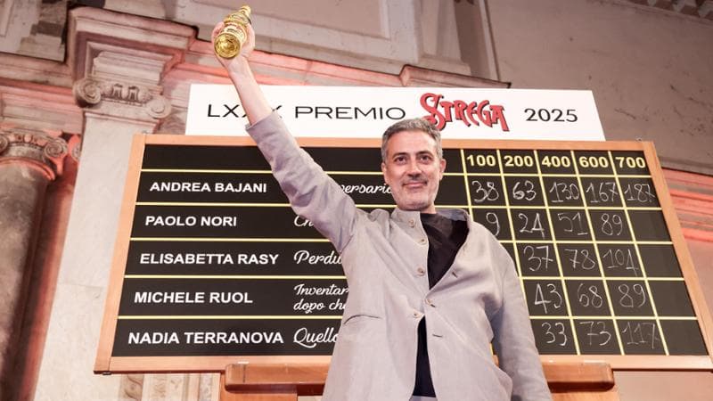 Bajani ha vinto lo Strega 2025 con il romanzo L’anniversario (Feltrinelli, 128 pagine, 16 euro). Mercoledì 8 luglio a Roma la finale dell’80esima edizione (Getty images)