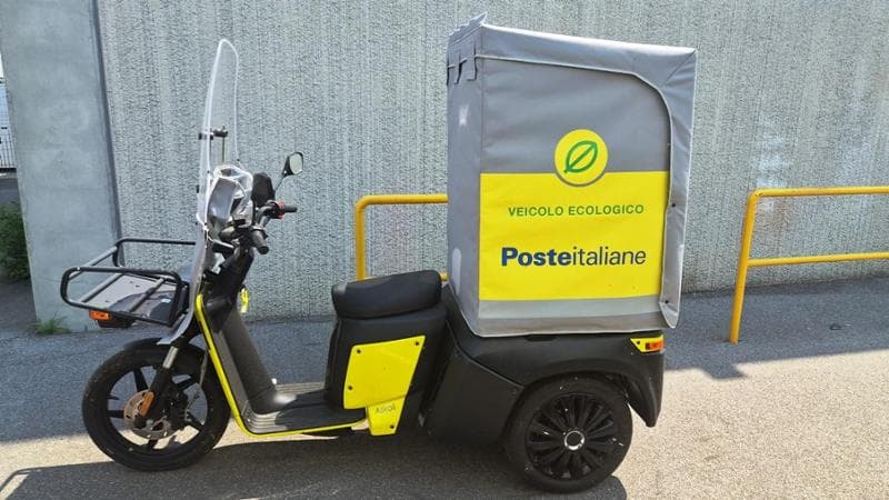 Poste Italiane amplia la flotta green con i tricicli elettrici Askoll che usano il “battery swap”