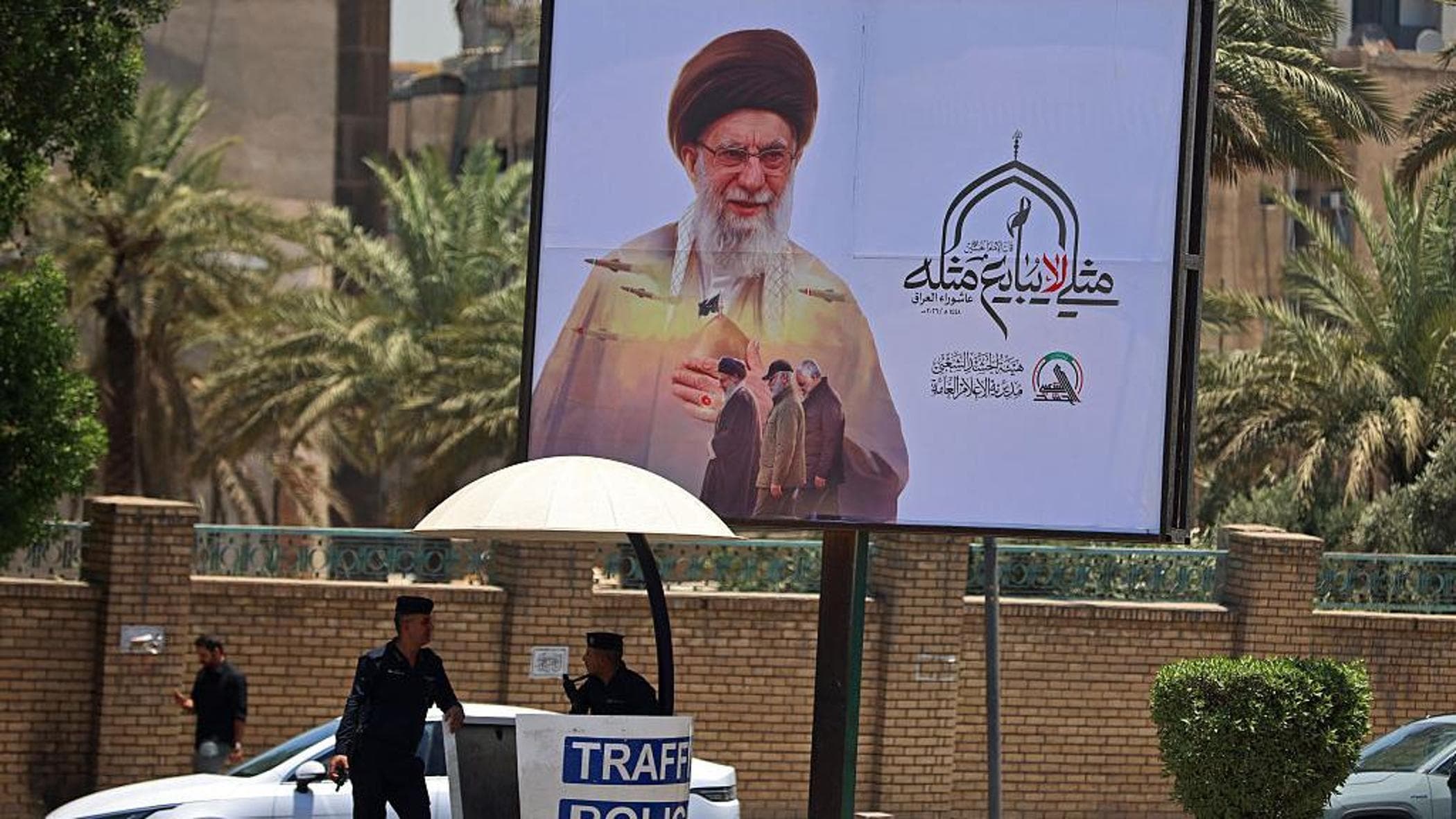 Guerra in Iran. Ghalibaf: “Hormuz, accordo con l’Oman”.Bara di Khamenei esposta nella Grande Moschea