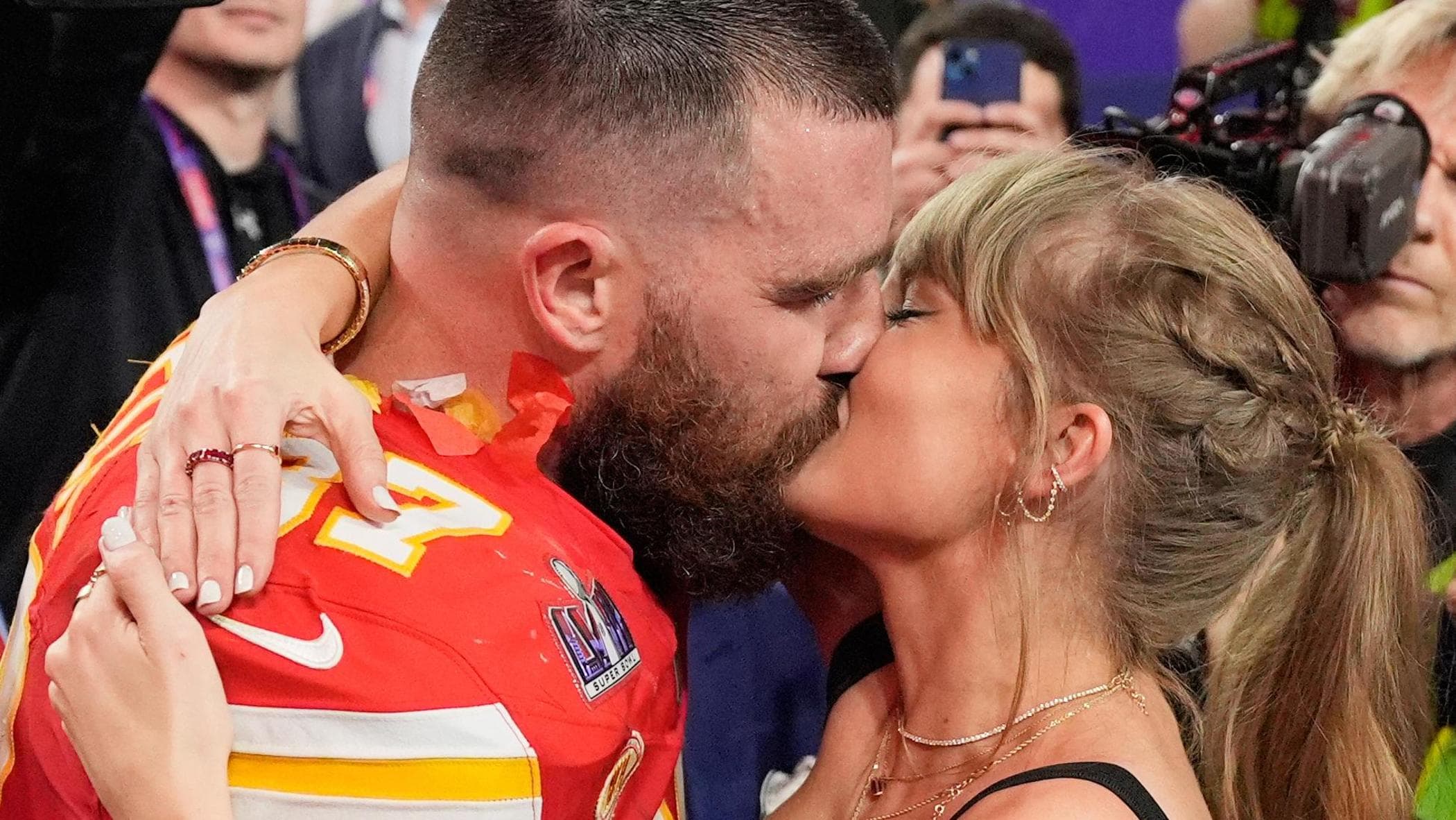 Taylor Swift e Travis Kelce, galeotto fu il podcast: la love story iniziata tre estati fa