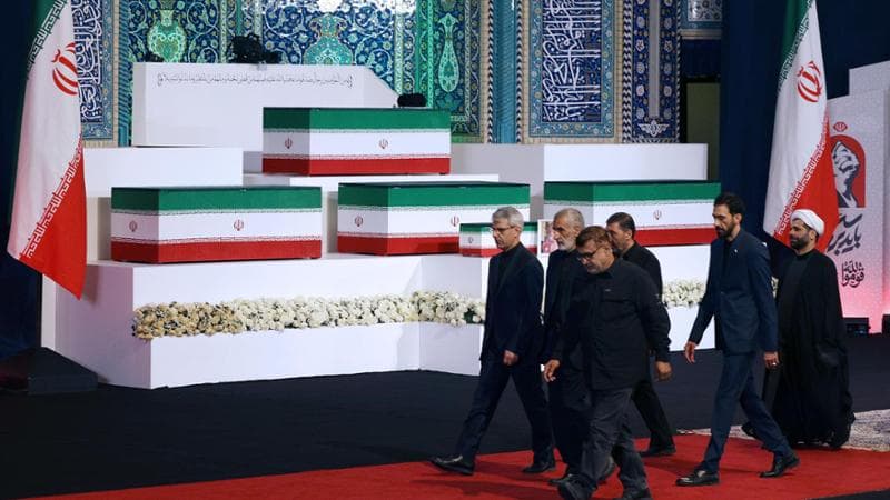 Guerra in Iran. Negoziati sospesi per il funerale di Khamenei. Ghalibaf: “Hormuz, accordo con Oman”