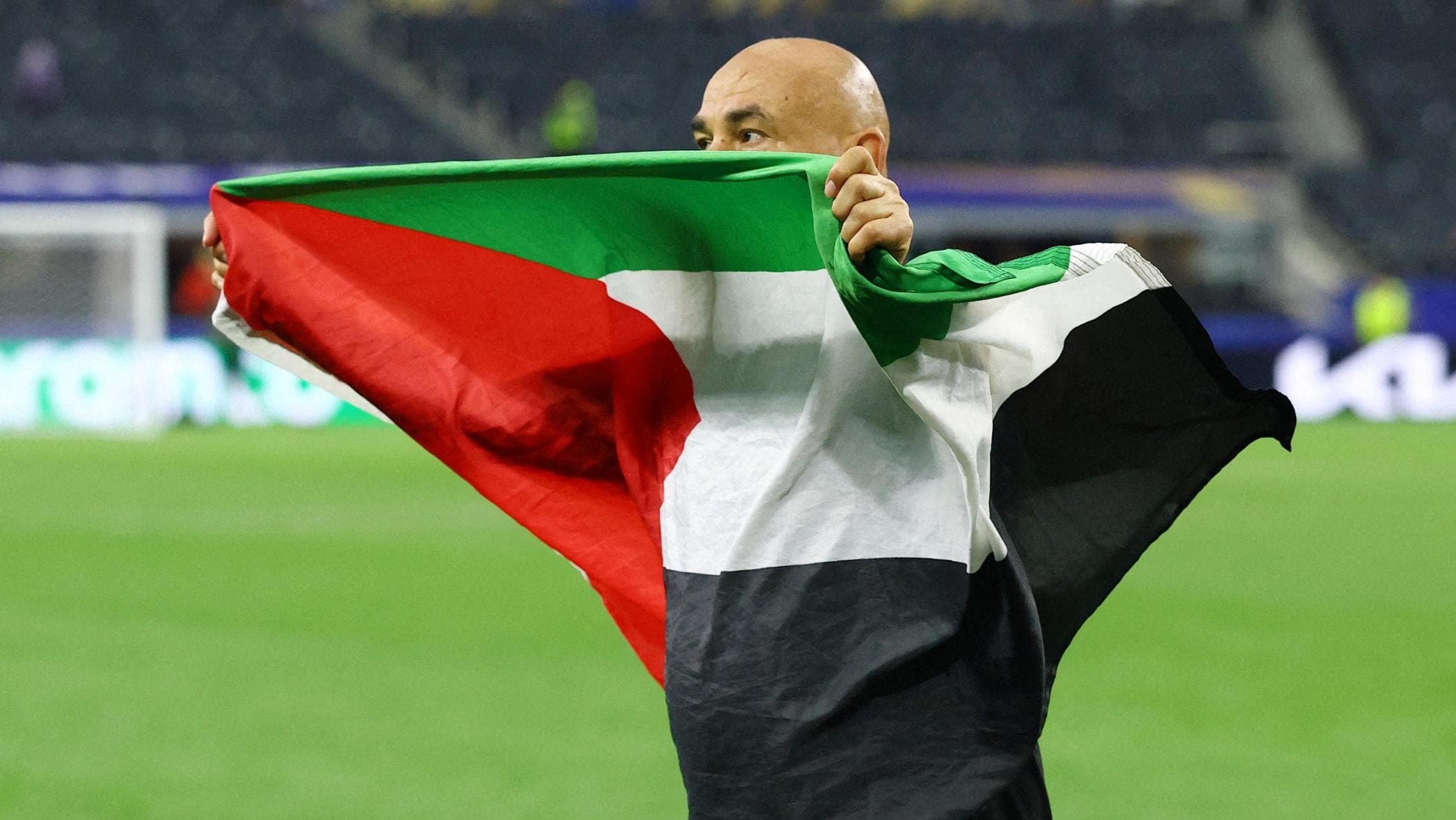 L’Egitto vince, Gaza irrompe in campo. Il ct Hassam mostra la bandiera palestinese L’Egitto vince, Gaza irrompe in campo. Il ct Hassam mostra la bandiera palestinese