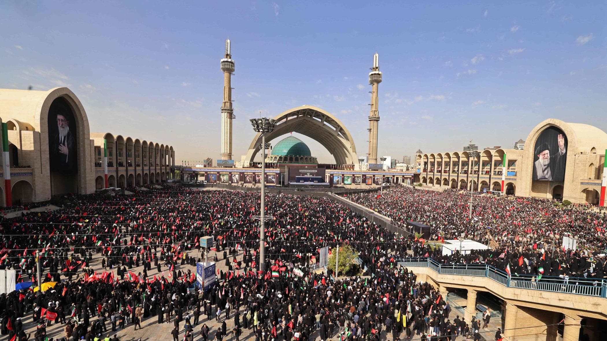 Migliaia in piazza per i funerali di Khamenei. Giallo sulla presenza di Mojtaba alla sepoltura