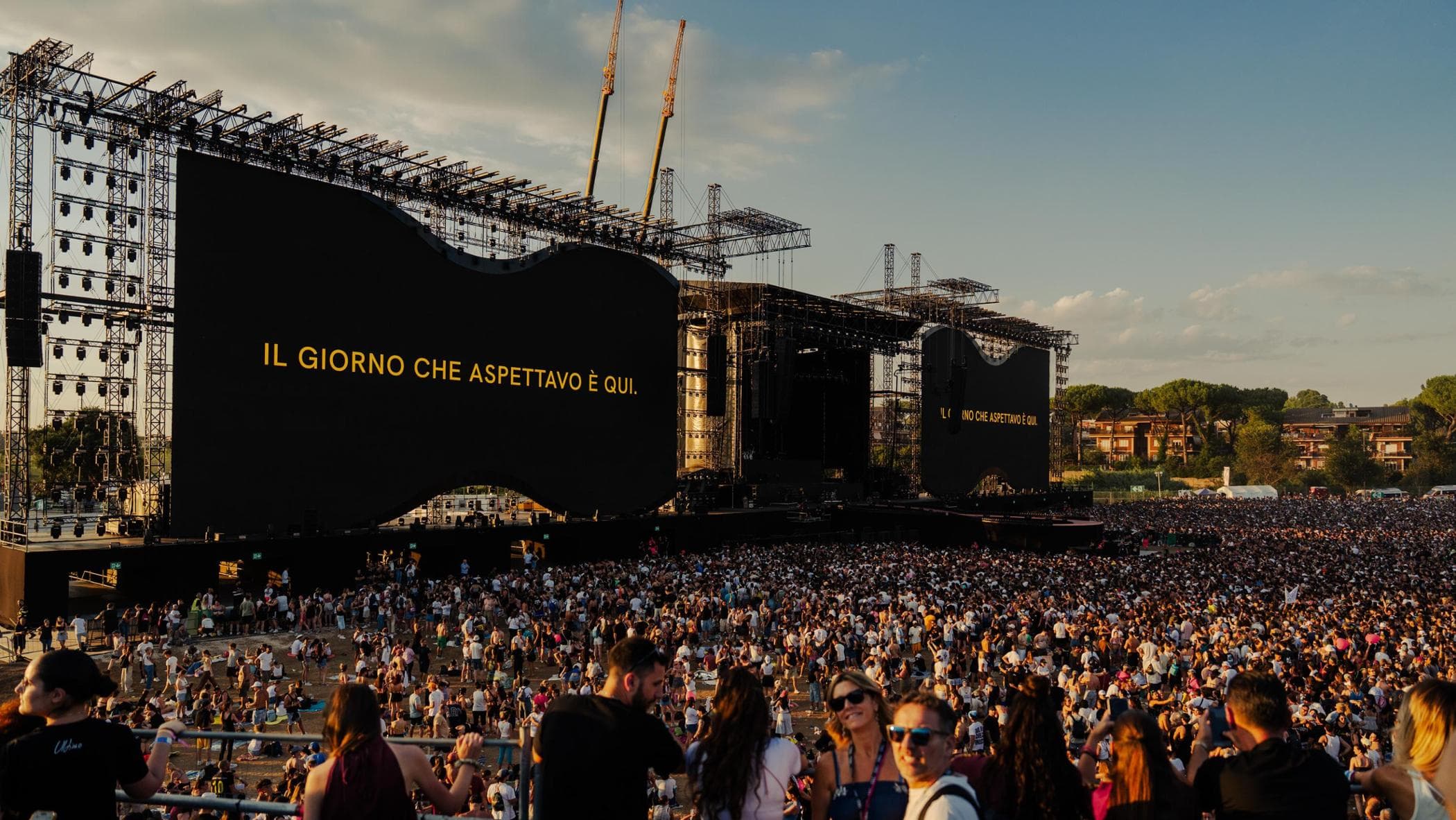 Ultimo, al via la festa: il cantante arriva in elicottero. “Il giorno che aspettavo è qui”