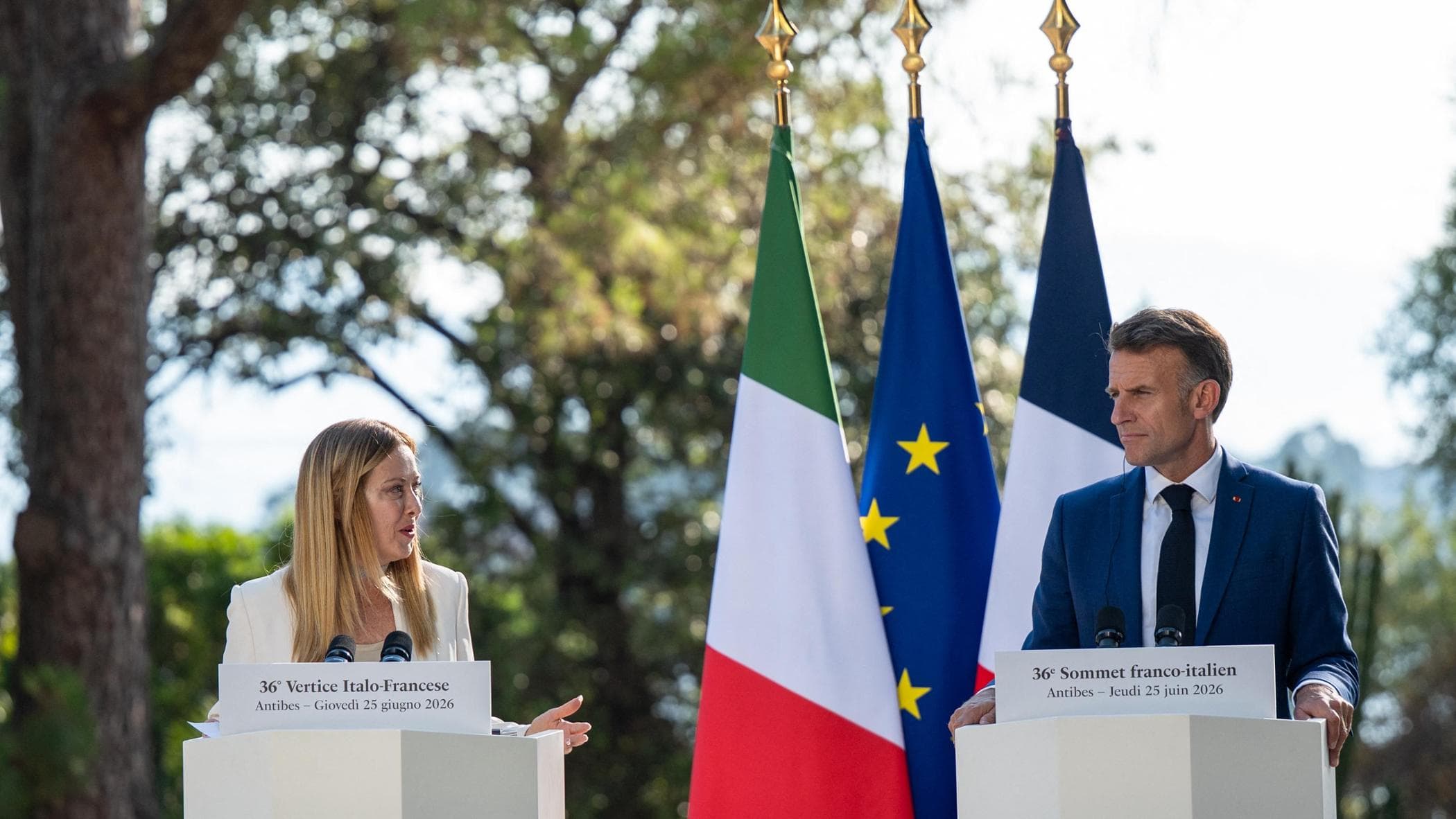 “Volenterosi alla parata del 14 luglio”. I dubbi di Roma sull’invito di Macron