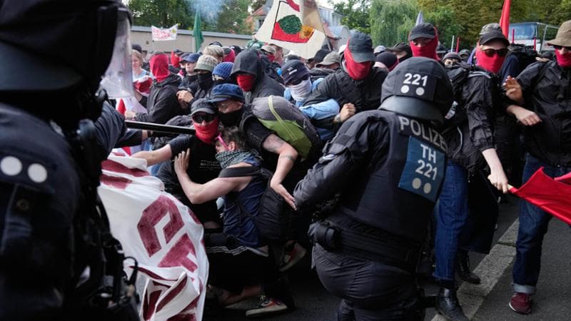 Proteste a Erfurt in Germania durante il congresso nazionale di AfD